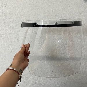 Face protector ajustable